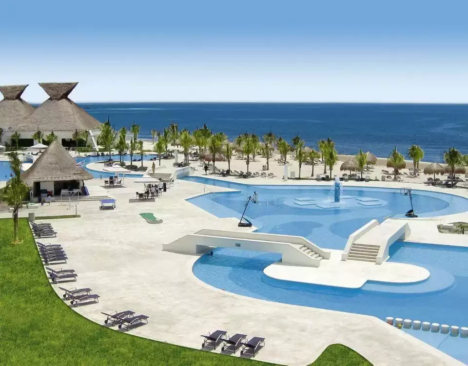 BlueBay Grand Esmeralda