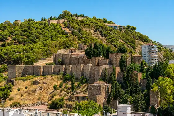 Alcazaba i zamek Gibralfaro w Maladze na wzgórzu nad zabudową miasta