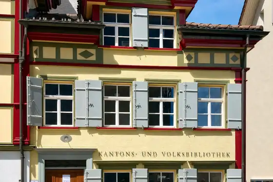 Appenzell w Appenzell, fasada budynku z okiennicami i napisem na ścianie