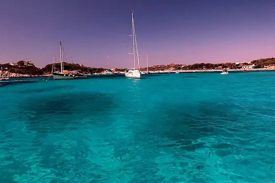 Archipelag La Maddalena w Palau: jachty na turkusowej wodzie przy nabrzeżu
