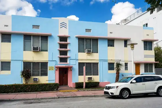 Art déco w dzielnicy South Beach w Miami Beach, pastelowa fasada kamienicy przy ulicy