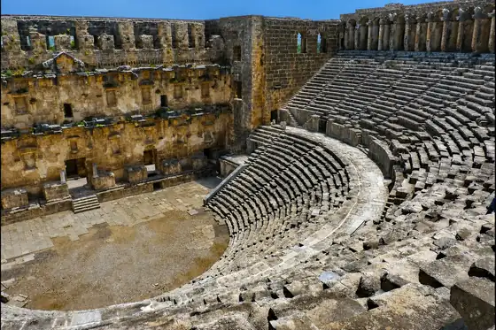Aspendos w Serik: rzymski teatr z kamiennymi rzędami siedzeń i murami sceny