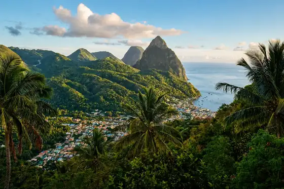 Bliźniacze szczyty Pitons nad Soufrière i wybrzeżem St. Lucia