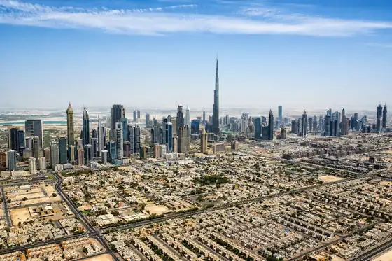 Burdż Chalifa w Dubaju góruje nad zabudową i drogami Emiratów Arabskich.
