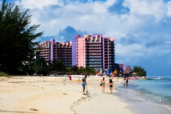 Cable Beach w Nassau na Bahamach, plaża z ludźmi, hotelami i linią brzegu