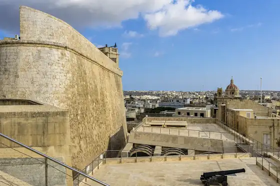 Cytadela w Victorii na Gozo z murami, placem i miastem w tle