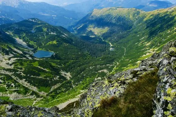 Dolina Roháčska w Zuberecu z widokiem na jezioro, lasy i grzbiety górskie