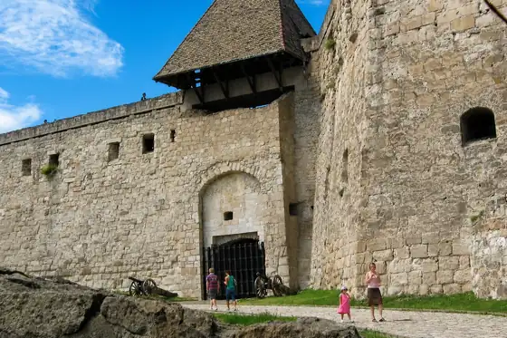 Eger i zamek w Egerze, kamienne mury i wieża nad wejściem.