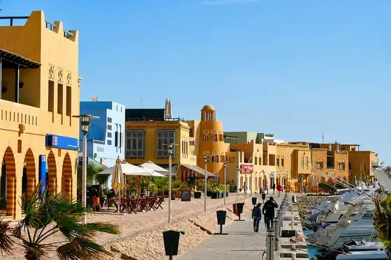 El Gouna, laguny i miasteczko nad wodą z promenadą i mariną