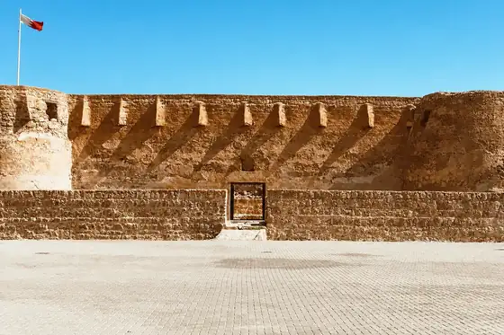 Fort Arad w Arad na Wyspie Muharrak, kamienne mury i maszt z flagą