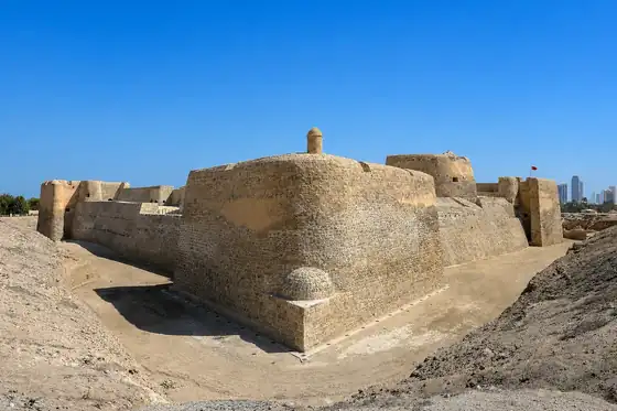 Fort Bahrajnu Qal'at al-Bahrain w Manamie z murami i wieżami nad suchym terenem