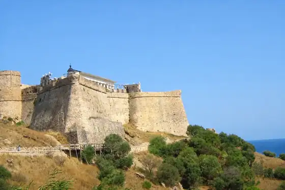 Fort genueński w Tabarce nad skalistym zboczem i morzem