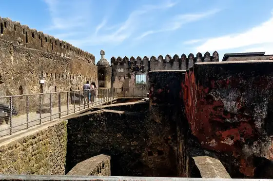 Fort Jesus w Mombasie: kamienne mury, dziedziniec i mostek nad fosą