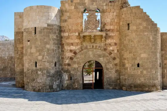 Fort Mameluków w Akabie z kamienną bramą i wieżą obronną