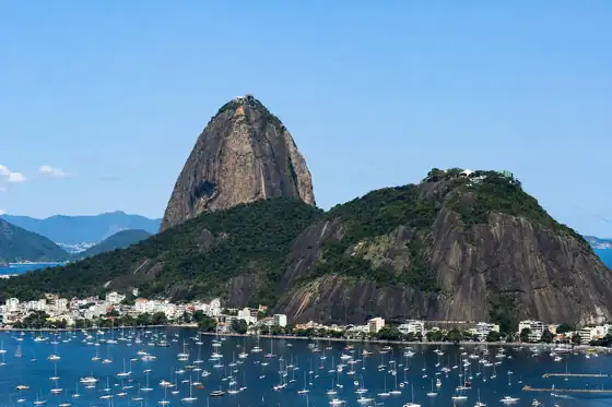 Głowa Cukru nad zatoką w Rio de Janeiro z kolejką linową nad wzgórzami