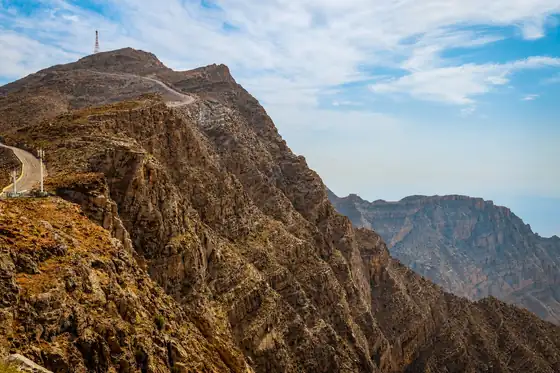 Góra Jebel Jais i najdłuższa tyrolka w Ras Al Khaimah, skaliste zbocza i droga.