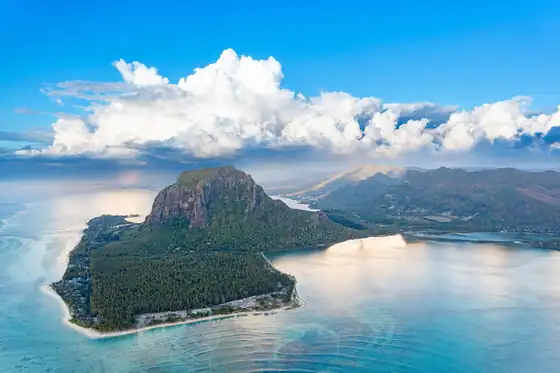 Góra Le Morne Brabant nad laguną w Le Morne na Mauritiusie, z widokiem na wybrzeże