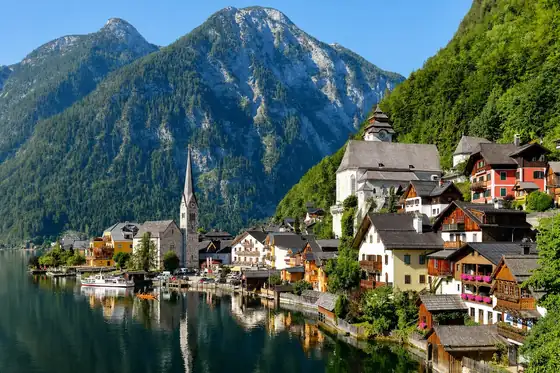 Hallstatt nad jeziorem Hallstätter See z domami, kościołem i górami w tle