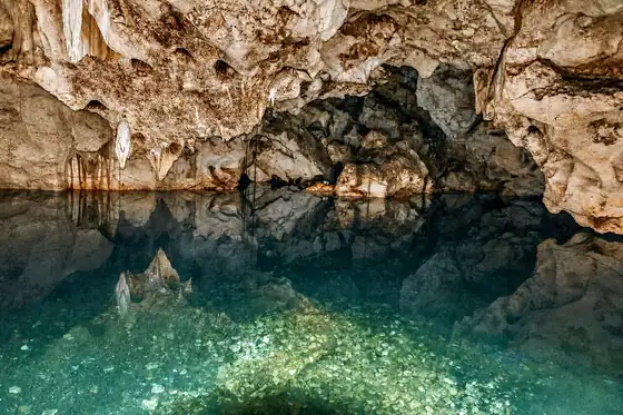 Jaskinie Green Grotto w Discovery Bay z wodą odbijającą sklepienie groty