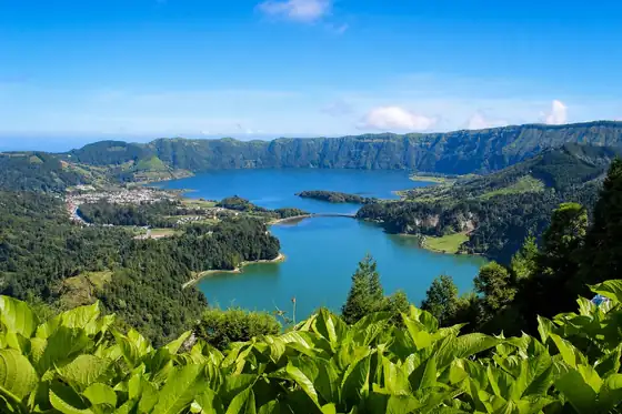 Jeziora Sete Cidades na São Miguel z punktu widokowego nad wodą i wzgórzami