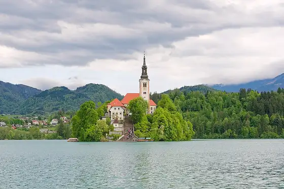 Jezioro Bled z wysepką i kościołem w Bled, Alpy Słoweńskie, Słowenia