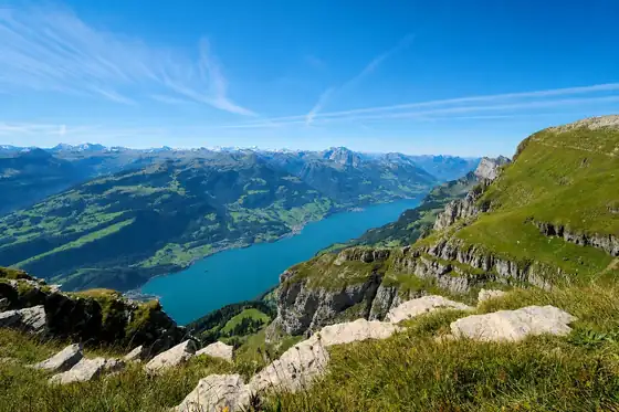Jezioro Walensee w Walenstadt, widok na jezioro, góry i strome zbocza
