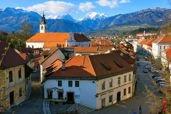 Kamnik, Słowenia Środkowa: dachy domów, kościół i góry w tle