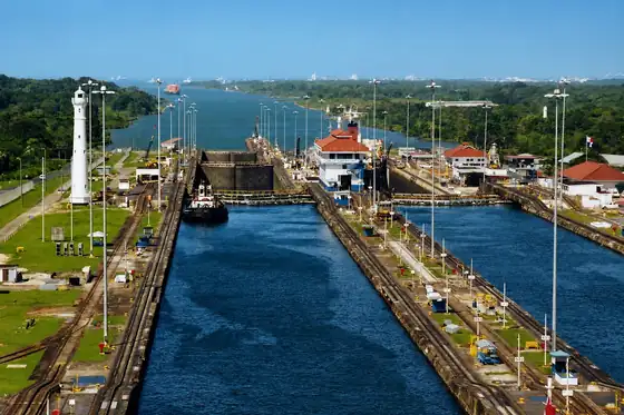Kanał Panamski i śluzy Miraflores w Panama City, kanał z komorami i wieżą po lewej