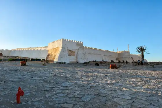 Kasba Agadir Oufella w Agadirze, białe mury twierdzy na wzgórzu nad zatoką