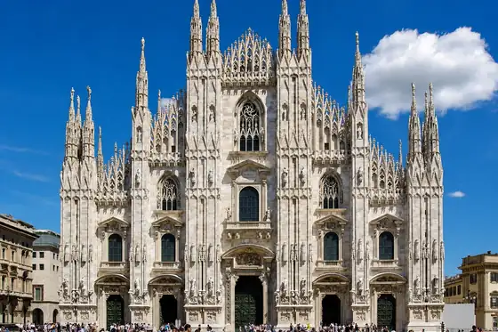 Katedra Duomo w Mediolanie z fasadą i wieżami na tle nieba
