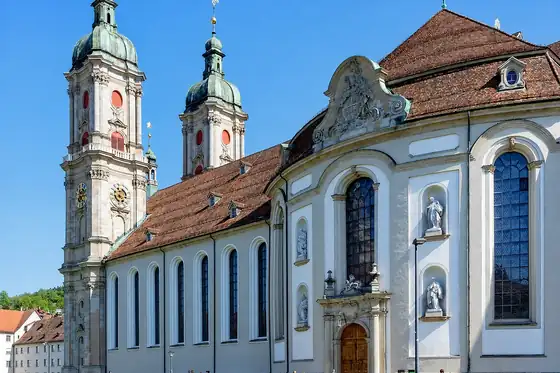 Klasztor św. Galla w St. Gallen z wieżami, dachem i fasadą kościoła