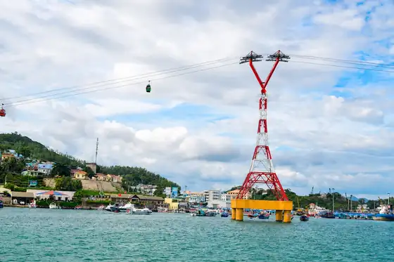 Kolejka linowa na wyspę Hon Tre w Nha Trang nad wodą i nadbrzeżnymi zabudowaniami