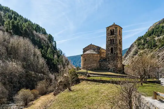 Kościół romański Sant Joan de Caselles w Canillo z wieżą przy zboczu doliny