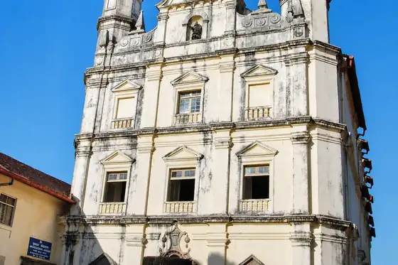 Bazylika Bom Jesus w Old Goa, biała fasada kościoła z oknami i wieżą.