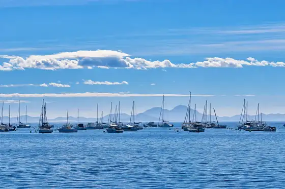 Laguna Mar Menor w La Manga, na wodzie stoją zacumowane żaglówki przy horyzoncie.