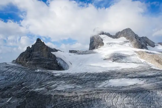 Lodowiec Dachstein i taras Skywalk w Ramsau am Dachstein z ośnieżonymi szczytami