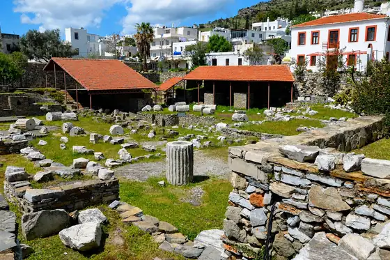 Mauzoleum w Halikarnasie w Bodrum: ruiny kamiennych fundamentów i kolumn