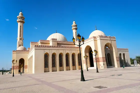 Meczet Al Fateh w Manamie z kopułami, minaretem i lampami na placu