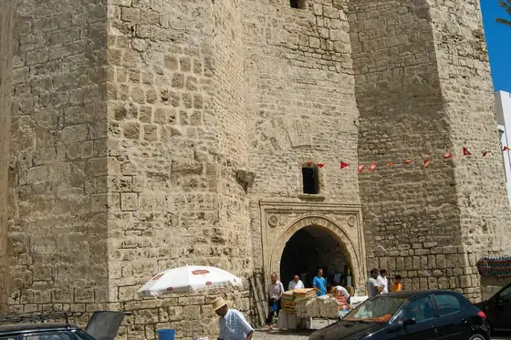 Medyna i brama Skifa el Kahla w Mahdii z kamiennym wejściem i przechodniami