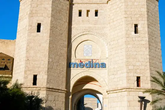 Medyna w Hammamecie z kamienną bramą i napisem nad wejściem