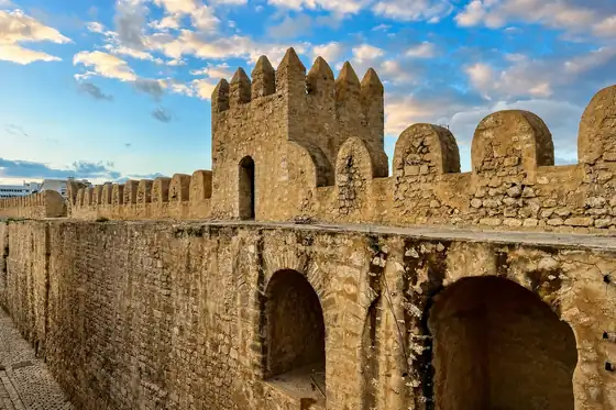 Medyna w Sousse z kamiennym murem, blankami i wieżą pod niebem