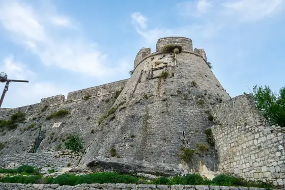 Miasto Hvar i twierdza Fortica na wzgórzu nad kamiennymi murami