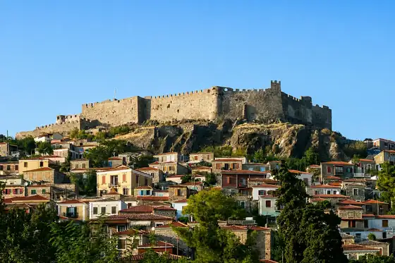 Mithymna i zamek nad domami na wzgórzu w Mithymnie na Lesbos