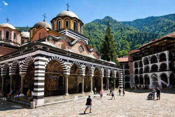 Monaster Rylski w Rile, dziedziniec z arkadami i kopułami na tle gór