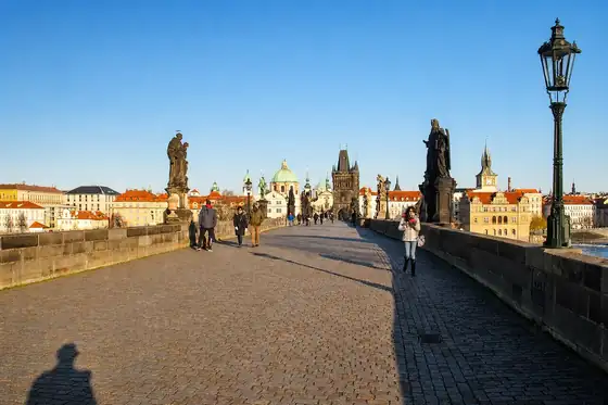 Most Karola w Pradze z pieszymi i panoramą Starego Miasta w tle