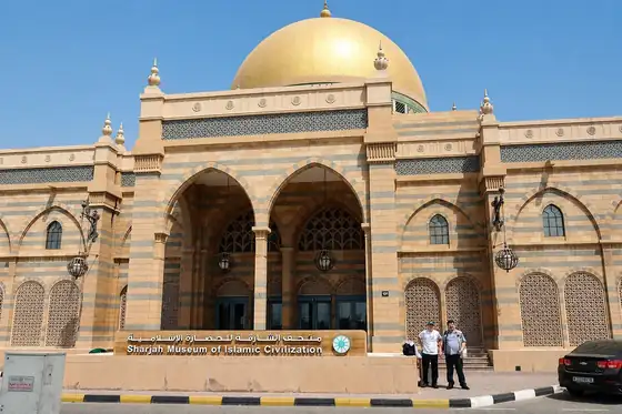 Muzeum Cywilizacji Islamu w Szardży z kopułą i arkadami na fasadzie