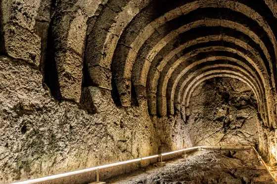 Nekromanteion w Mesopotamos, tunel wykuty w skale z łukowym sklepieniem