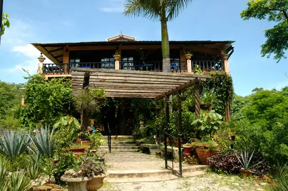 Ogród botaniczny Vallarta w Cabo Corrientes z wejściem otoczonym roślinami