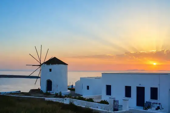 Oia i zachód słońca nad białymi domami, przy wiatraku na Santorini