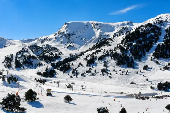 Ośrodek narciarski Grandvalira w Soldeu z trasami i stokami pod zaśnieżonymi górami